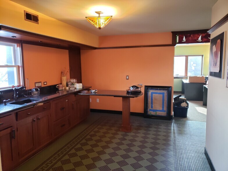 More Photos Of 431 Broad St, Lake Geneva Convenience Store For Sale