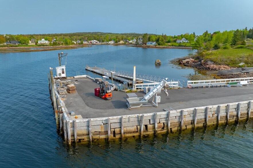 More Photos Of 88 Sargent St, Winter Harbor Freestanding For Sale