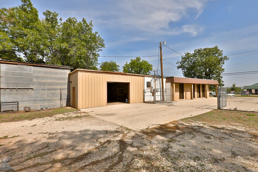 More Photos Of 411 E South 11th St, Abilene Warehouse For Lease