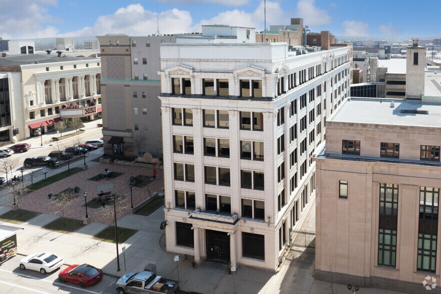 More Photos Of 112 W Jefferson Blvd, South Bend Office For Lease
