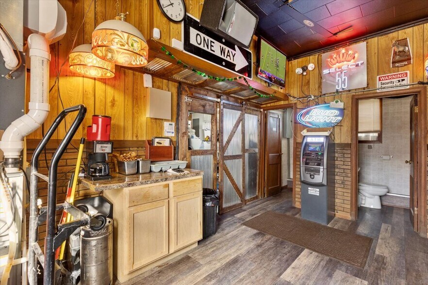 More Photos Of 1034 8th St, Onawa Bar For Sale