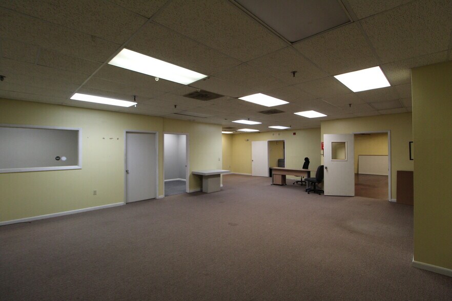 More Photos Of 2310 Whitfield Park Ave, Sarasota Warehouse For Sale