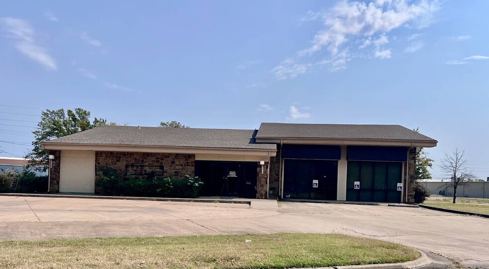 Primary Photo Of 1717 W 8th St, Coffeyville Office For Sale