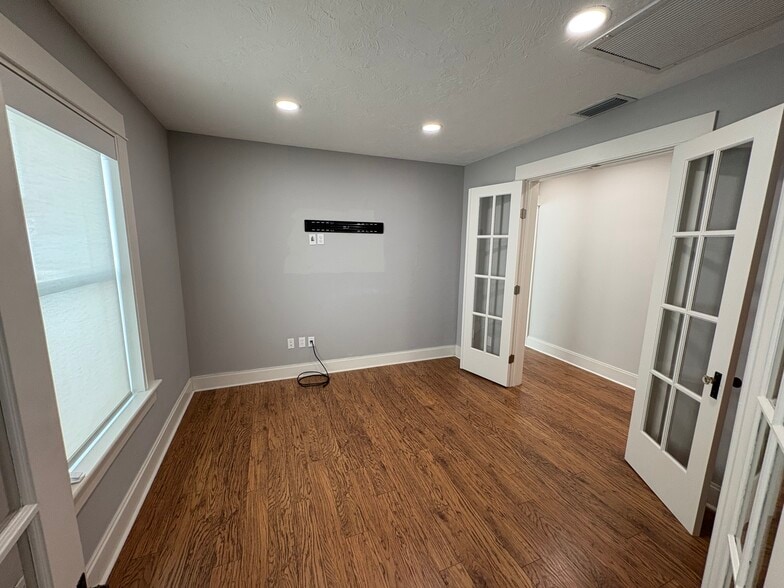 More Photos Of 535 Lafayette Ct, Sarasota Office For Lease