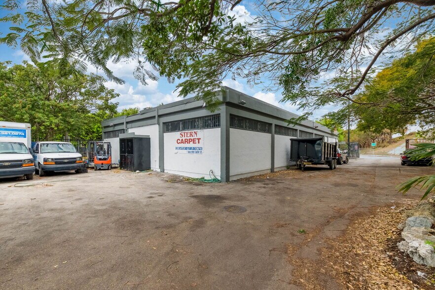 More Photos Of 666 NW 36th St, Miami Manufacturing For Sale