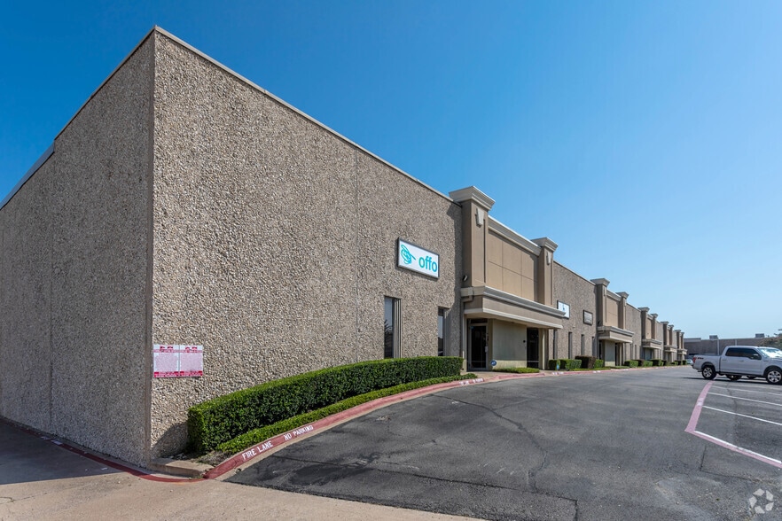 More Photos Of 4117-4135 Lindbergh Dr, Addison Light Manufacturing For Lease