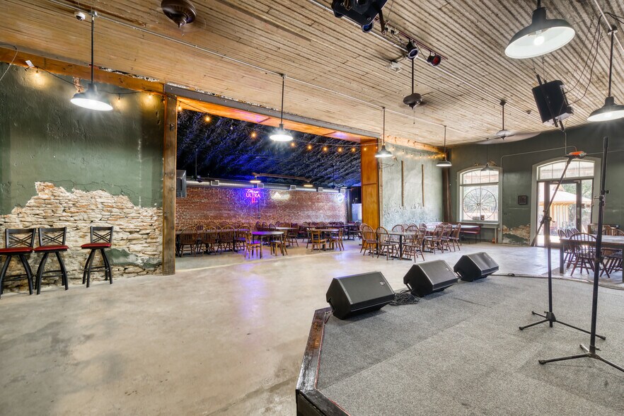More Photos Of 514-520 N Railroad St, Burton Restaurant For Lease