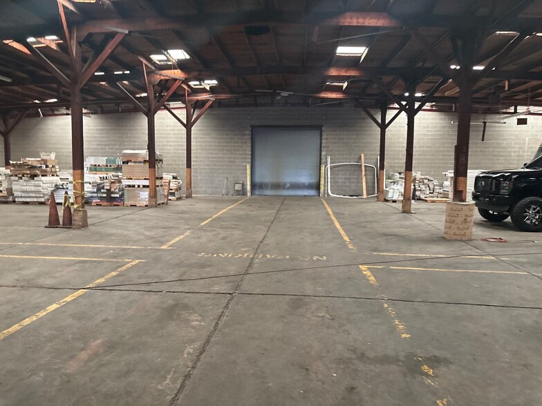 More Photos Of 1315 College St, Clarksville Warehouse For Lease