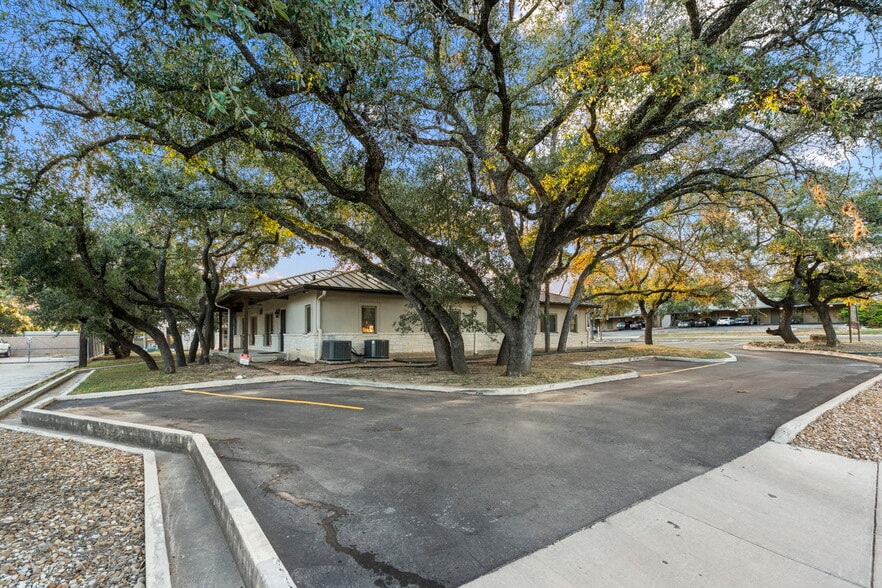 More Photos Of 9518 Tioga Dr, San Antonio Office For Sale