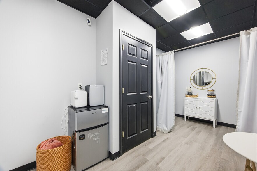 More Photos Of 80 Stonington Rd, Mystic Unknown For Lease