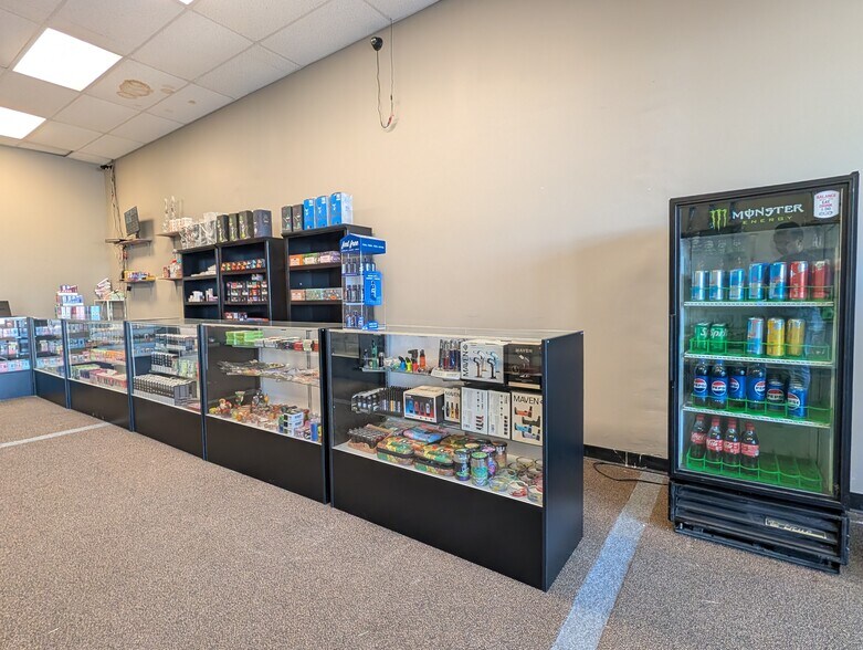 More Photos Of 9322 N Oak Trfy, Kansas City General Retail For Lease