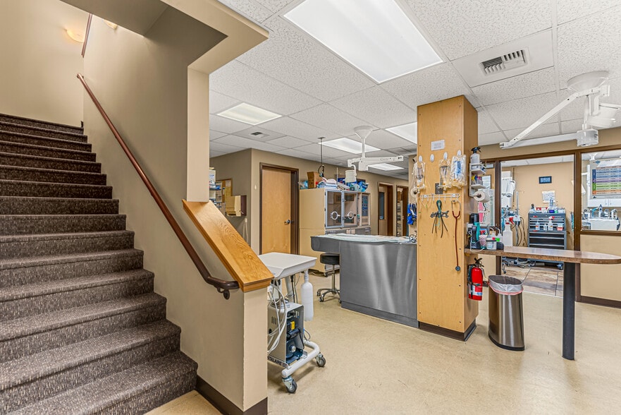More Photos Of 10 N Chelan Ave, Wenatchee Veterinarian Kennel For Lease