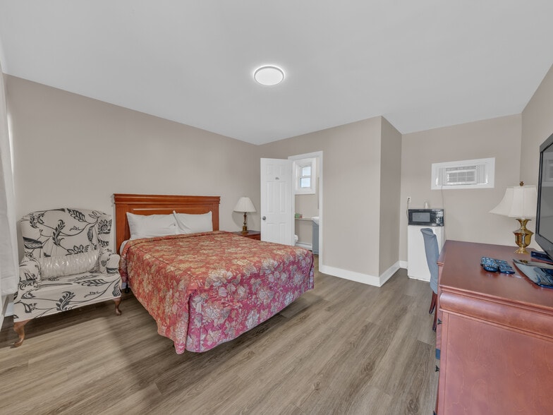 More Photos Of 2889 Howard Av, Windsor Hotel For Sale
