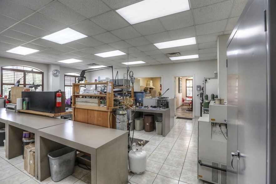 More Photos Of 5905 Winsome Ln, Houston Office For Sale