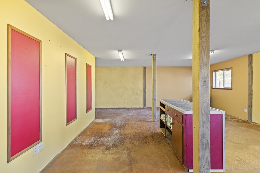 More Photos Of 100 N 7th St, Lakeside Showroom For Sale