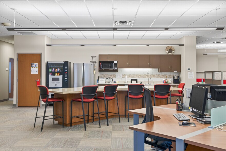More Photos Of 9605 Schmidt Lake Rd, Plymouth Office Residential For Lease