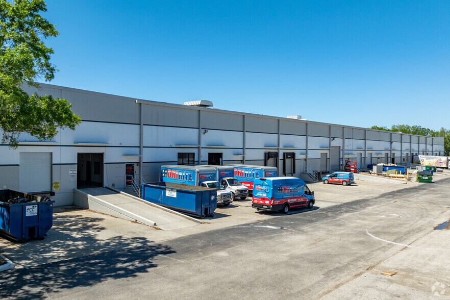 More Photos Of 9208 Palm River Rd, Tampa Warehouse For Lease