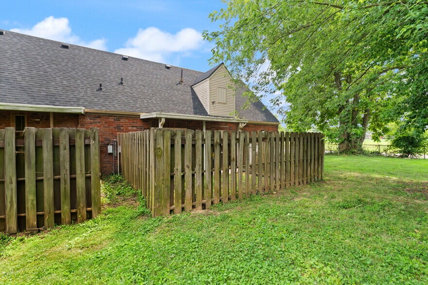 More Photos Of 815-817 Lancelot ct, Jeffersonville Multifamily For Sale