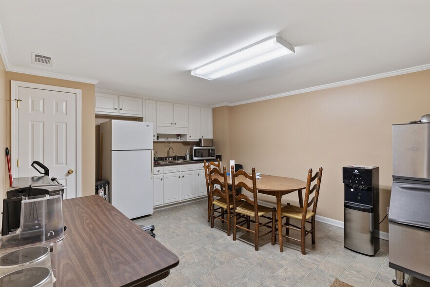 More Photos Of 424 Maltbie St, Lawrenceville Service For Lease