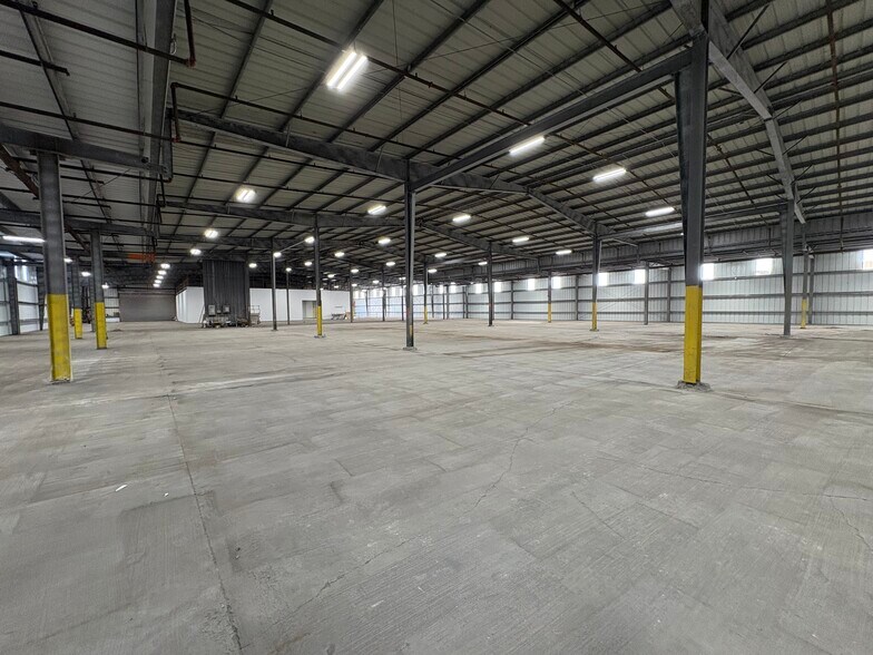 More Photos Of 101 W 4th St, Freeport Warehouse For Lease