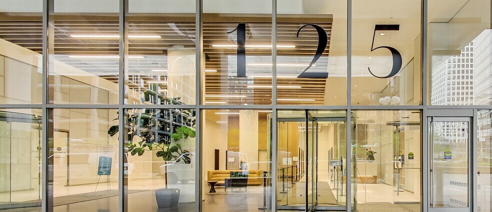 More Photos Of 125 S Wacker Dr, Chicago Office For Lease
