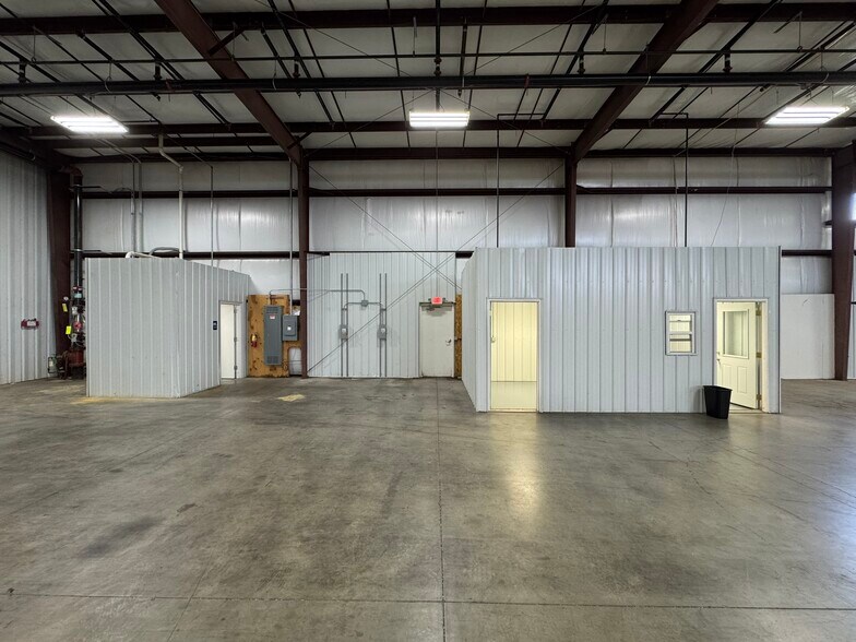 More Photos Of 2830 Atlas Ave, Oshkosh Warehouse For Lease
