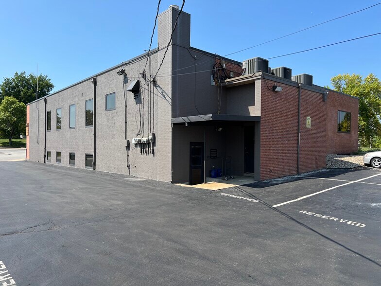 More Photos Of 4233 Roanoke Rd, Kansas City Office For Lease
