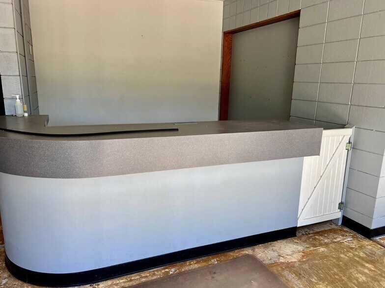 More Photos Of 1717 W 8th St, Coffeyville Office For Sale