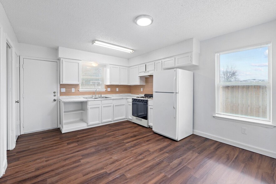 More Photos Of 6913 Wentworth Dr, Austin Multifamily For Sale