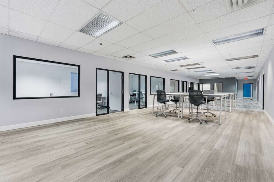 More Photos Of 3401 E Harbour Dr, Phoenix Light Manufacturing For Lease