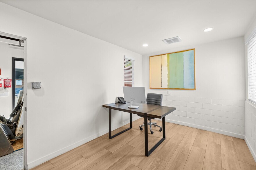 More Photos Of 133 Sunnyway Dr, Ventura Warehouse For Lease