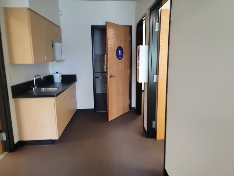 More Photos Of 800 S Rochester Ave, Ontario Warehouse For Lease