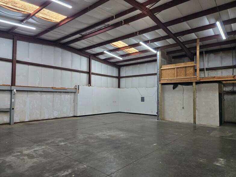 More Photos Of 1765 Carneige Ave, Clearwater Warehouse For Sale