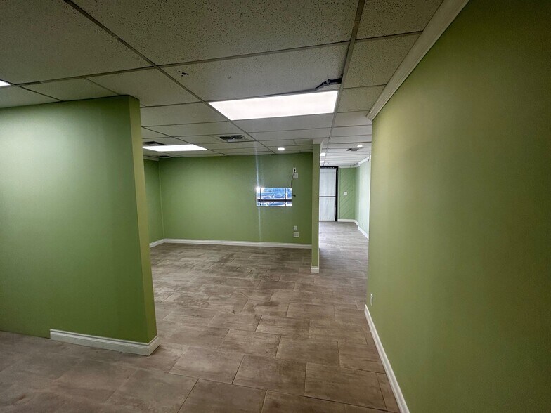 More Photos Of 22720 Ventura Blvd, Woodland Hills Storefront For Lease