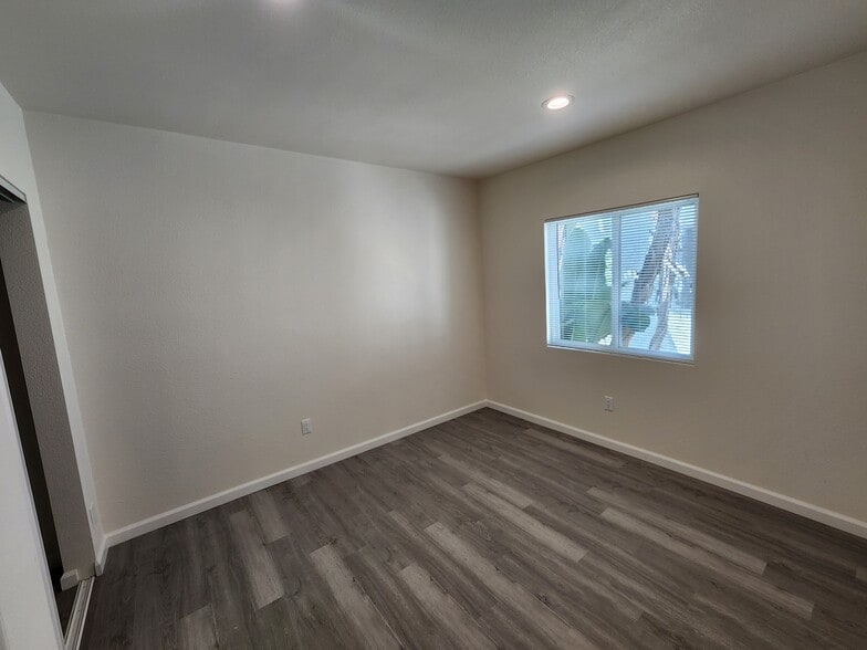 More Photos Of 526-534 W 47th St, Los Angeles Apartments For Sale