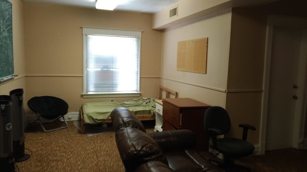 More Photos Of 27 William St, St Catharines Flex For Sale