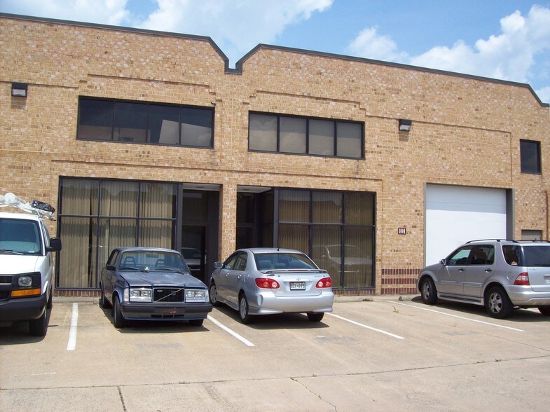 More Photos Of 112 Oakgrove Rd, Dulles Town Center Warehouse For Sale
