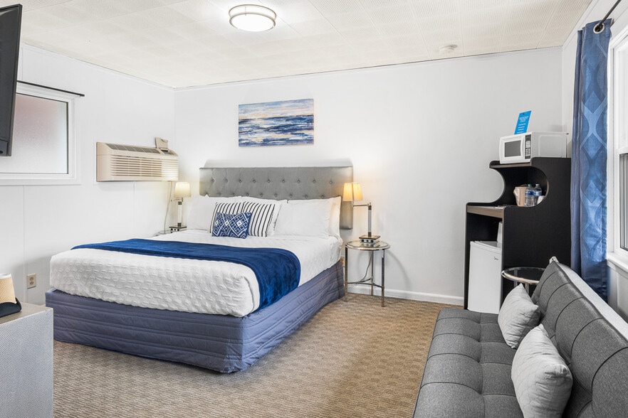 More Photos Of 488 South St, Green Lake Hotel For Sale