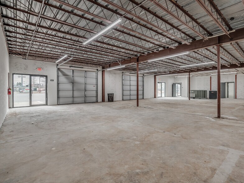 More Photos Of 4403-4411 SW 3rd St, Oklahoma City Showroom For Lease