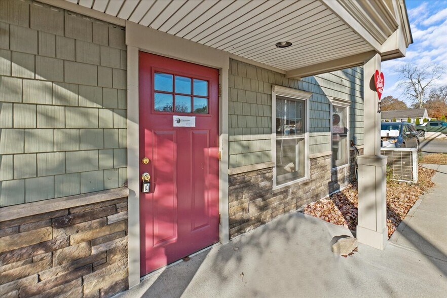 More Photos Of 13 N Main St, East Hampton Showroom For Sale