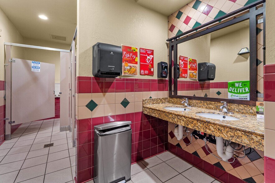 More Photos Of 850 Kepler Dr, Green Bay Restaurant For Sale
