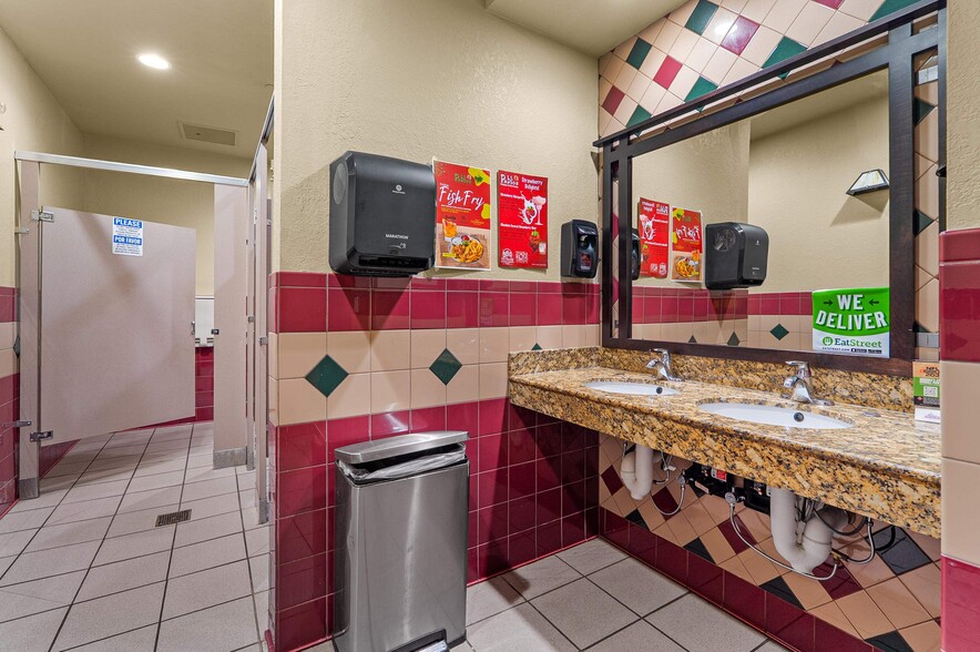 More Photos Of 850 Kepler Dr, Green Bay Restaurant For Sale