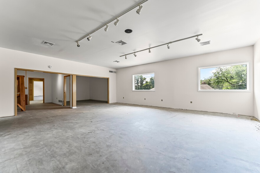 More Photos Of 935 Chestnut St, Gap Showroom For Sale