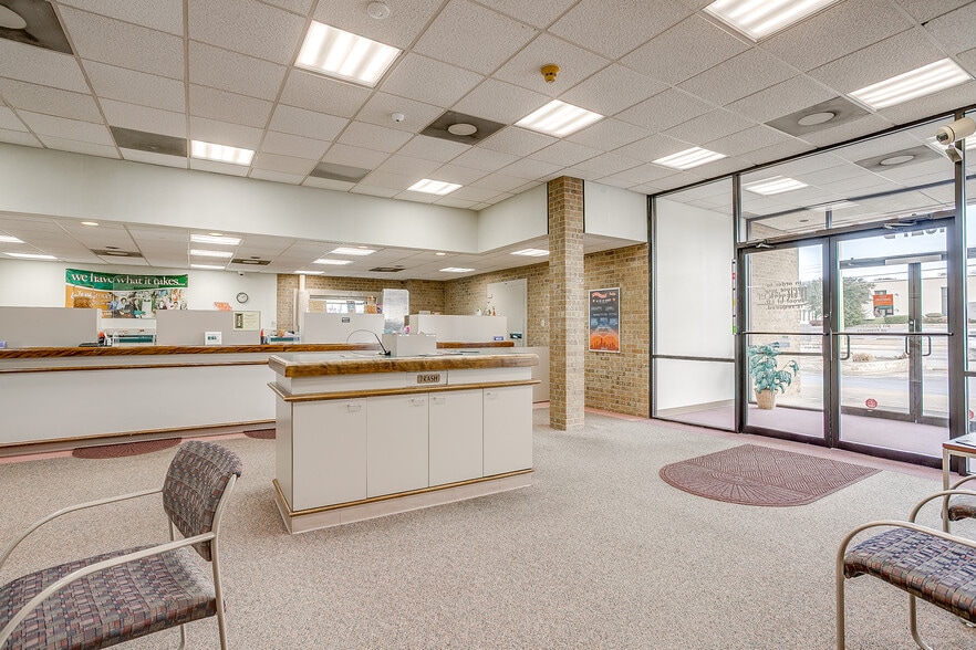 More Photos Of 1327 Brown Trl, Bedford Freestanding For Sale