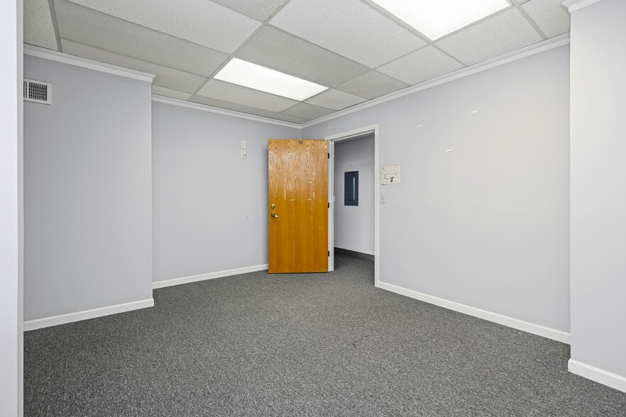 More Photos Of 30521 Schoenherr Rd, Warren Medical For Lease