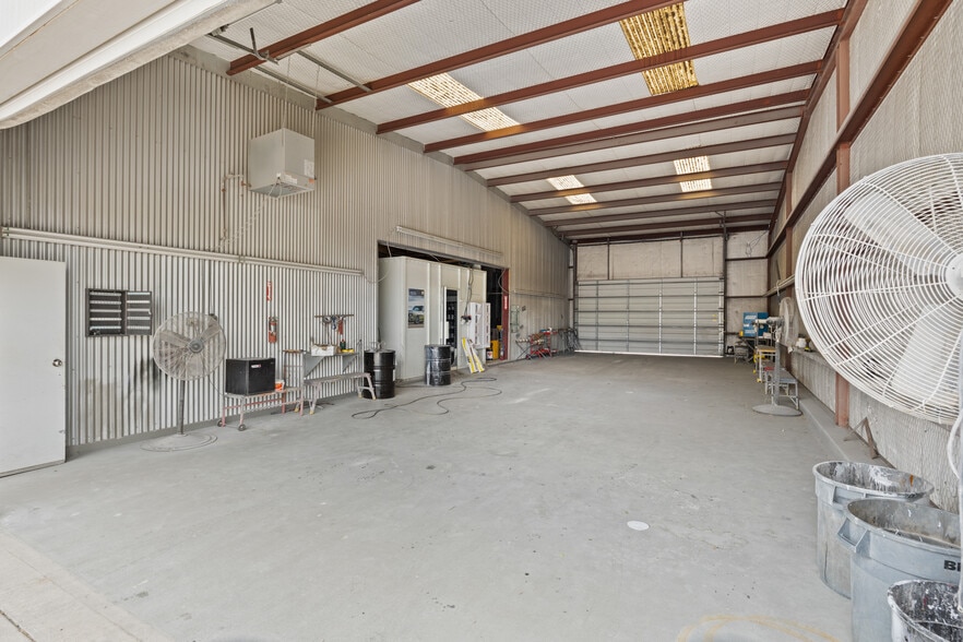More Photos Of 955 W Kingsbury St, Seguin Auto Repair For Sale
