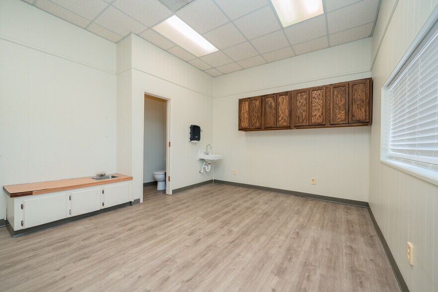 More Photos Of 1809 Alpine Rd, Longview Office For Sale