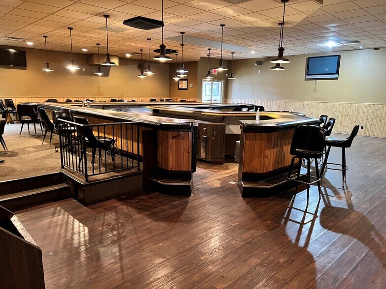 More Photos Of 325 Broad St, Menasha Restaurant For Sale