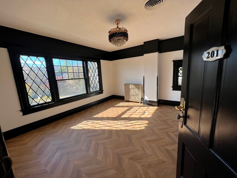 More Photos Of 100 W Main St, Boise Office Residential For Lease