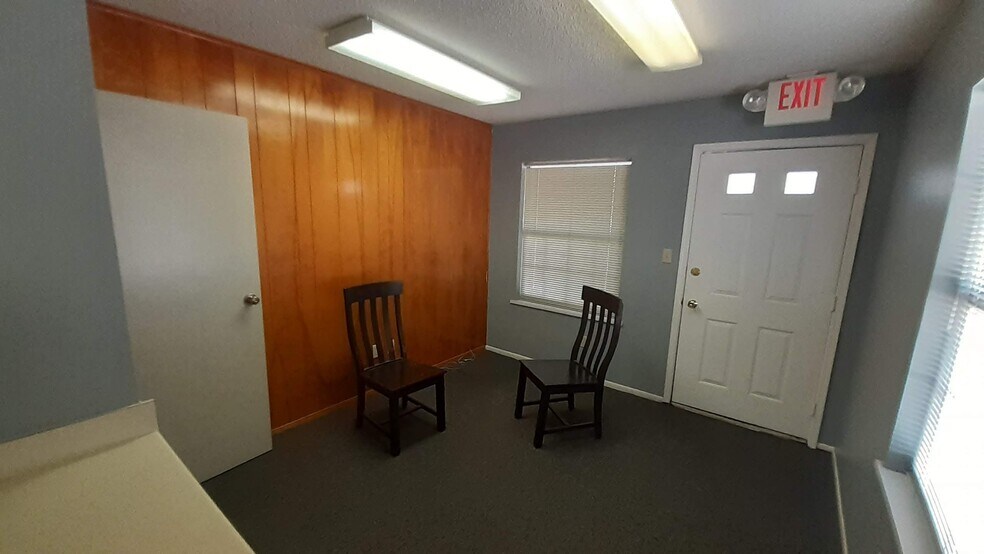 More Photos Of 1011 W San Antonio St, Lockhart Medical For Lease